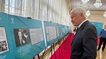 Президент Архиві Республика күніне арналған тарихи көрмені таныстырды